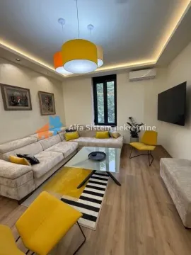 Dnevna soba sa ugaonom garniturom, stočićem i TV-om. - image 3