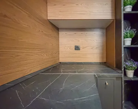 Detalj kuhinje sa drvenim elementima i tamnom radnom površinom. - image 14