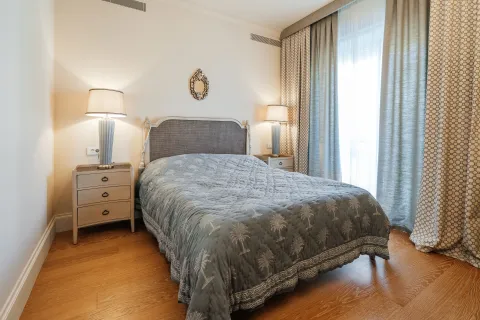 Spavaća soba sa bračnim krevetom, noćnim stočićima i prozorom sa zavjesama. - image 10