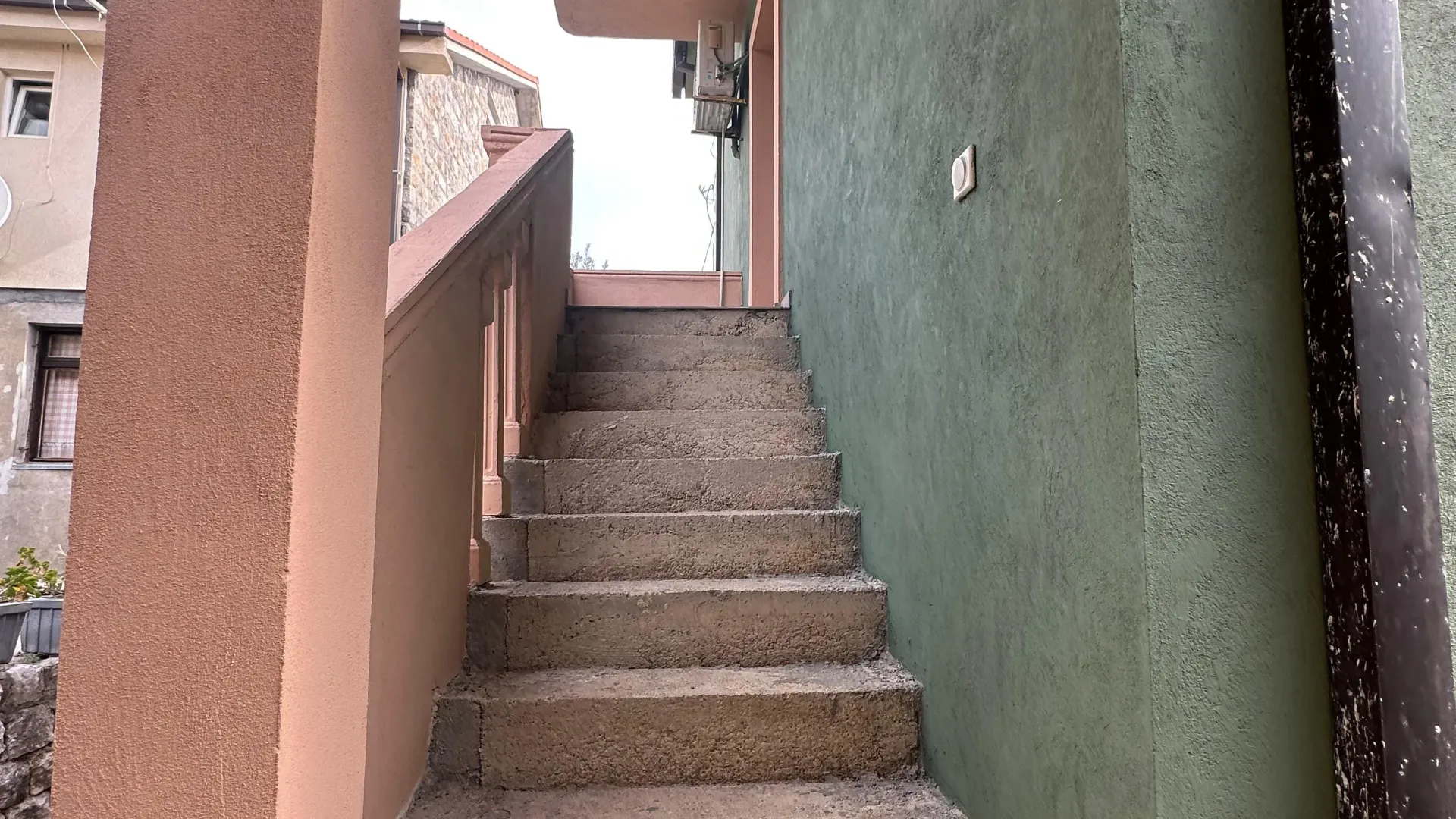 Izdavanje, kuća, 180m², Krašići, Tivat