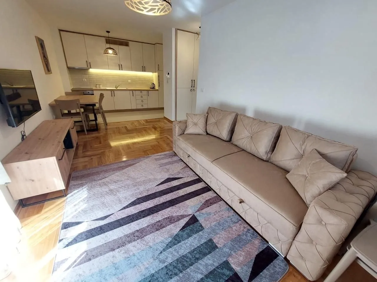 Izdavanje, jednosoban stan, 47m², Bečići, Budva