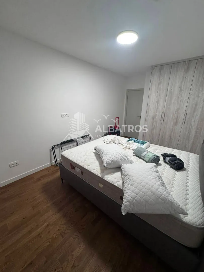 Spavaća soba sa bračnim krevetom i ugradnim ormarom.