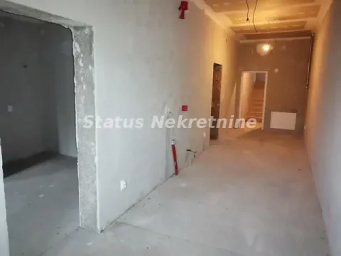 Prazan prostor u grubim radovima sa otvorenim prolazom i stepeništem. - image 4