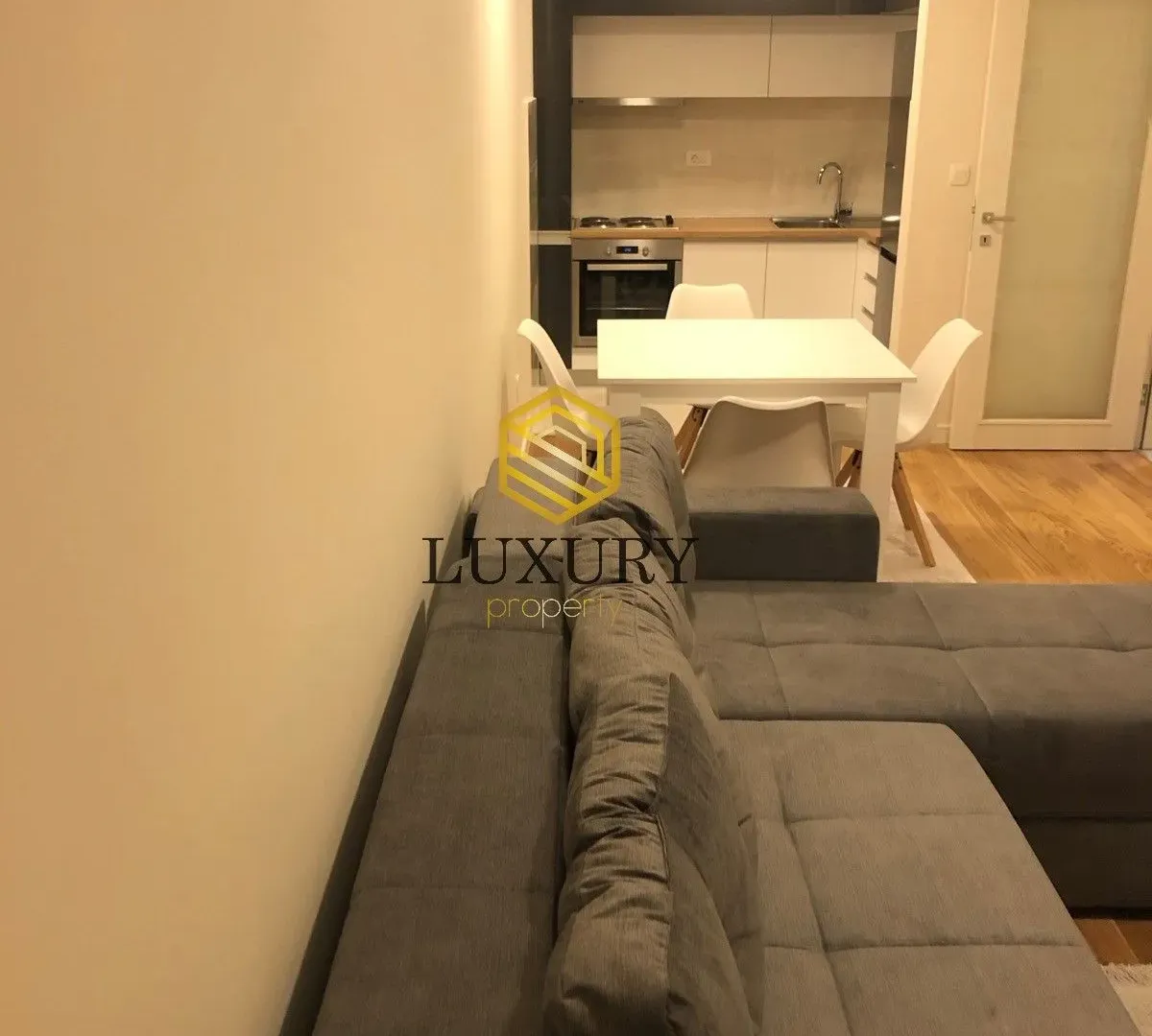 Izdavanje, jednosoban stan, 47m², Central Point, Podgorica