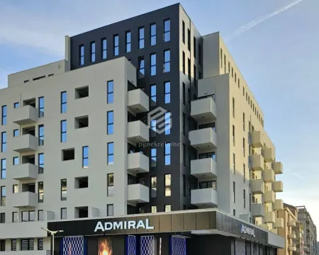 Pogled na modernu stambenu zgradu sa terasama i poslovnim prostorom u prizemlju. - image 6