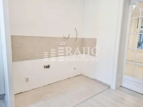 Prazan prostor predviđen za kuhinju sa keramičkim pločicama na zidu. - image 4