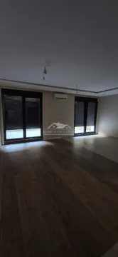 Prazna prostorija sa parketom i velikim prozorima sa roletnama. - image 10