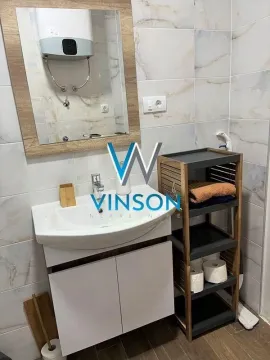 Kupatilo sa umivaonikom, ogledalom i policom za peškire. - image 8