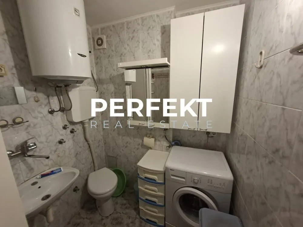 Manje kupatilo sa sanitarijama, bojlerom i veš mašinom.