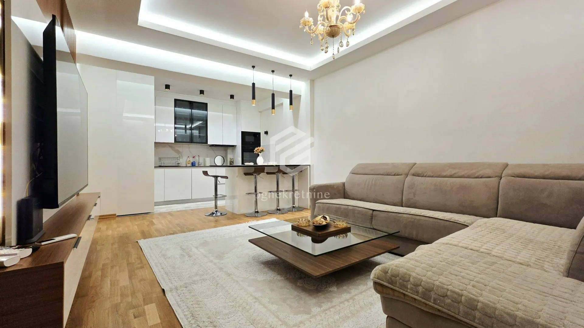 Izdavanje, dvosoban stan, 88m², Centar, Podgorica