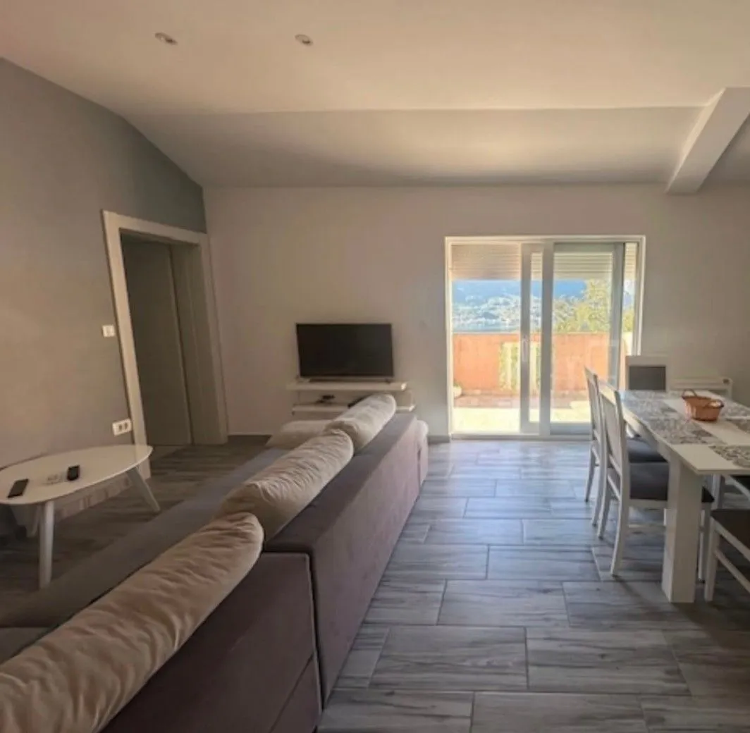 Izdavanje, trosoban stan, 100m², Dobrota, Kotor