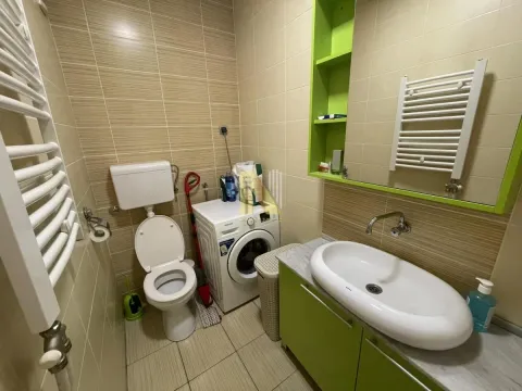 Manje kupatilo sa WC šoljom, umivaonikom i mašinom za veš. - image 10