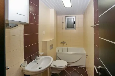 Kupatilo opremljeno kadom, umivaonikom, WC šoljom i bojlerom. - image 8