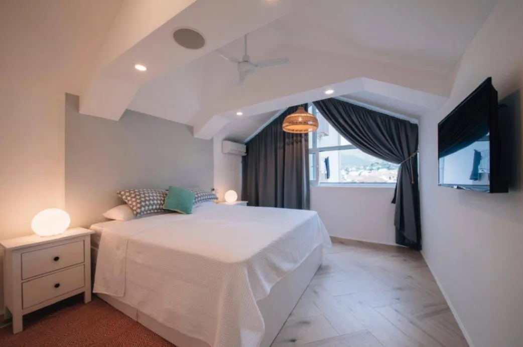 Prodaja, dvosoban stan, 93m², Centar, Tivat