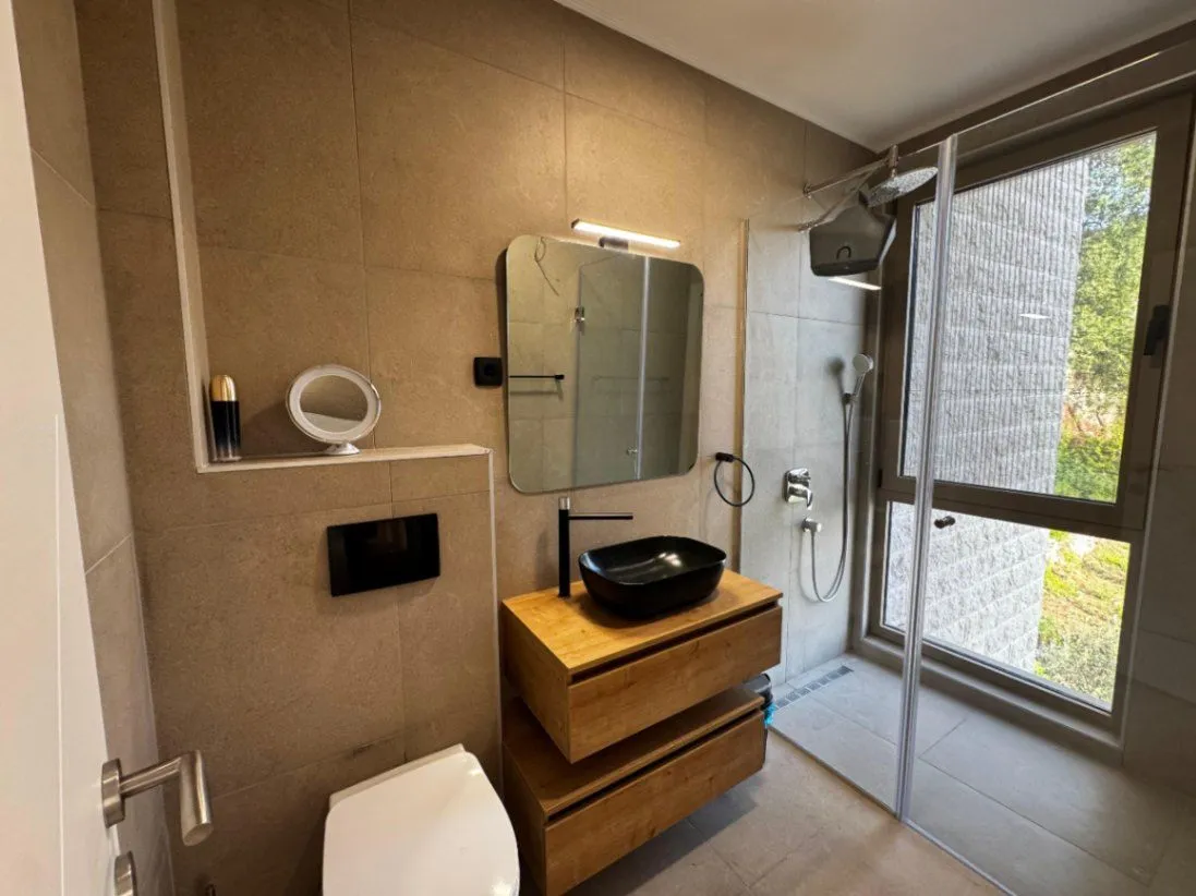 Izdavanje, kuća, 300m², Pržno, Budva
