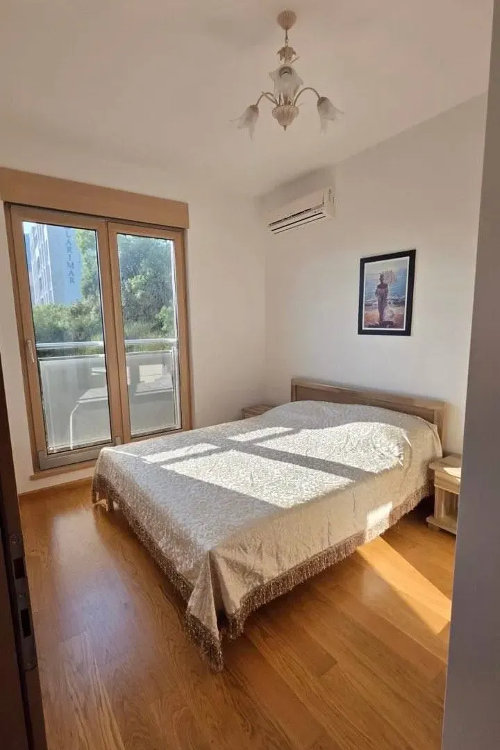 Izdavanje, dvosoban stan, 74m², Bečići, Budva