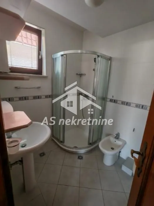 Izdavanje, kuća, 360m², Voždovac Sve Podlokacije, Beograd