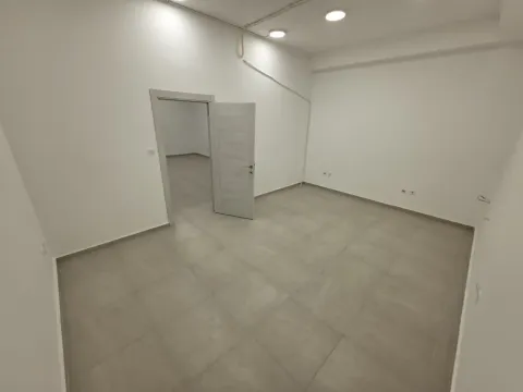 Izdavanje, poslovni prostor, 110m², Blok 6, Podgorica - image 2