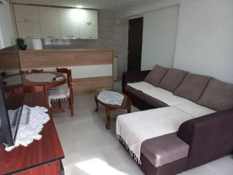 Izdavanje, jednosoban stan, 70m², Centar, Tivat