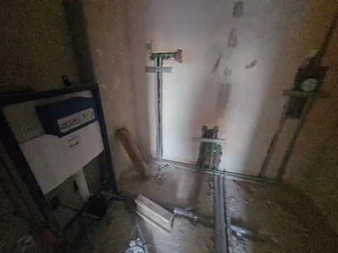 Kupatilo u fazi grubih građevinskih radova i instalacija. - image 12