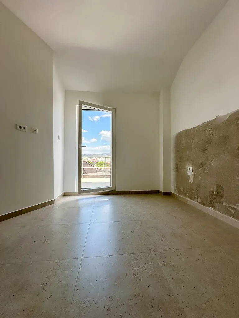 Prodaja, četvorosoban stan, 160m², Drač, Podgorica