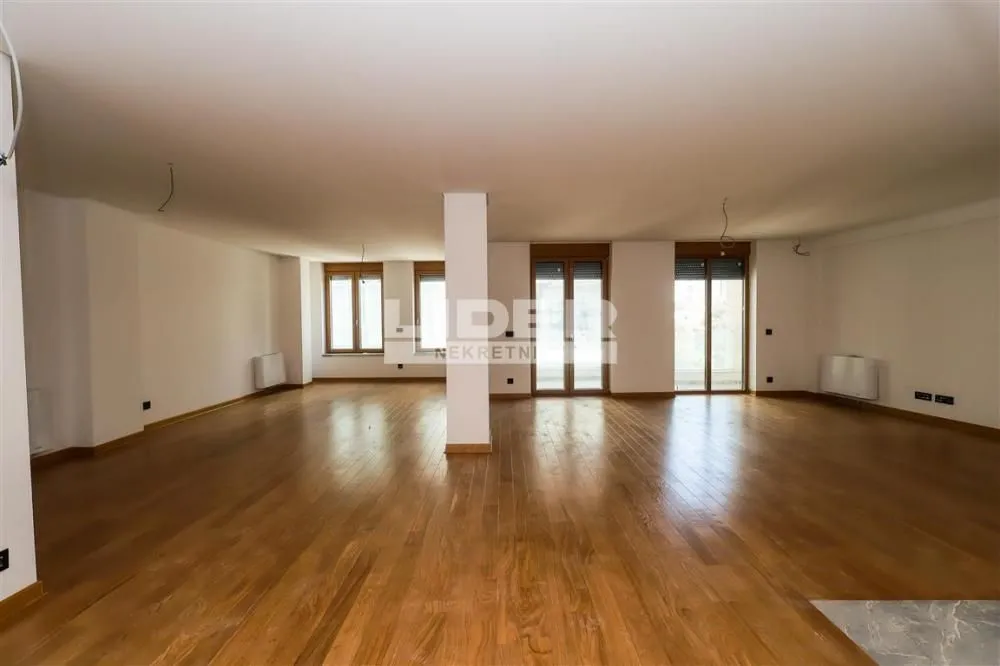 Izdavanje, četvorosoban stan, 261m², Vračar Hram, Vračar Sve Podlokacije