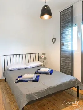 Spavaća soba sa bračnim krevetom i prozorom. - image 16