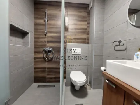 Izdavanje, dvosoban stan, 70m², Dobrota, Kotor - image 4