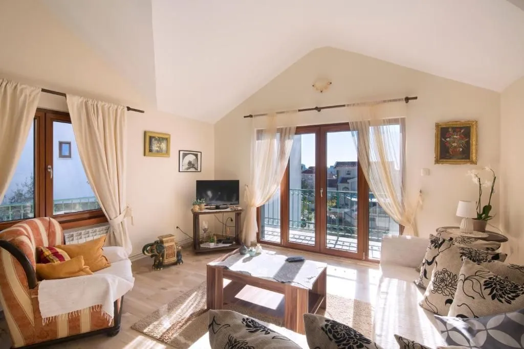 Izdavanje, dvosoban stan, 85m², Budva, Crna Gora