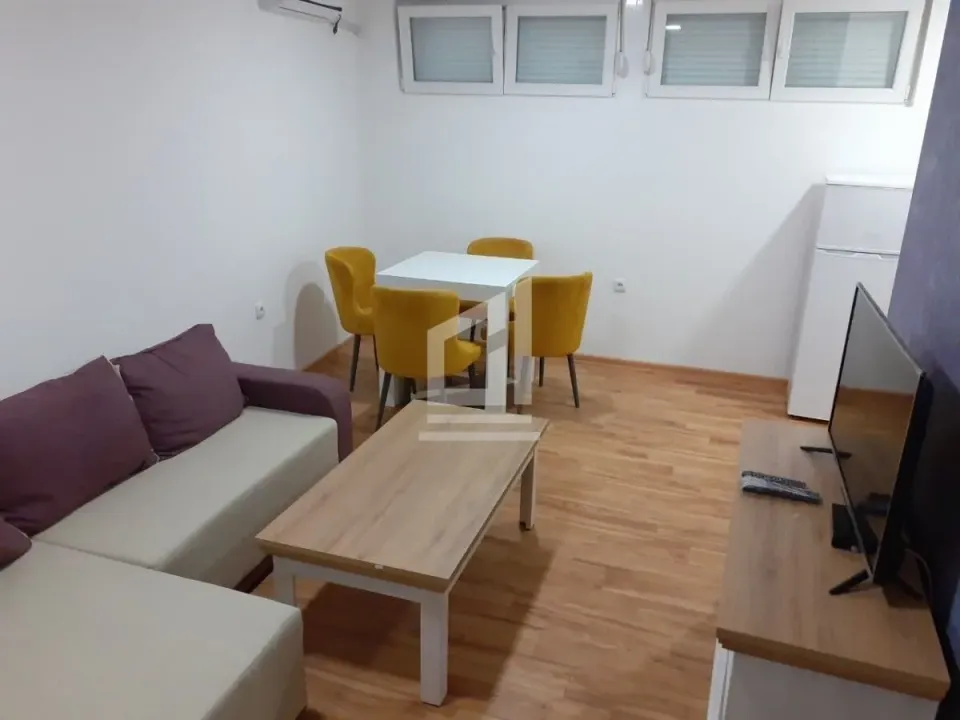 Izdavanje, jednosoban stan, 43m², Central Point, Podgorica