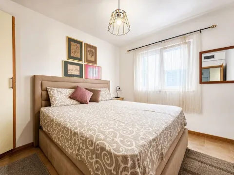 Namještena spavaća soba sa velikim bračnim krevetom i prozorom. - image 7