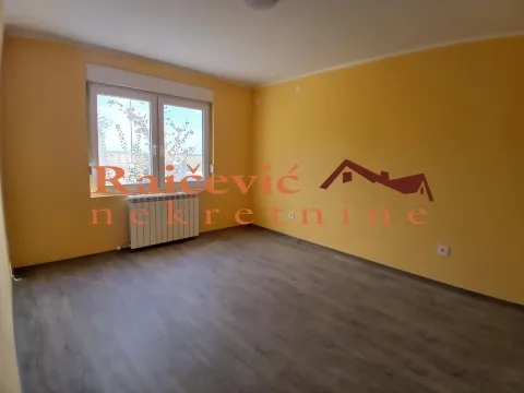 Prazna soba sa žutim zidovima, laminatom i prozorom. - image 3