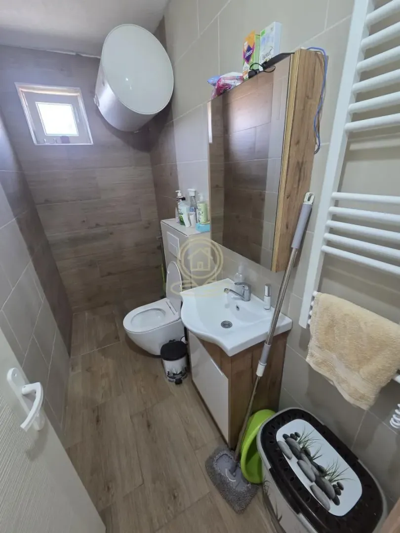 Manje kupatilo sa tuš kabinom, umivaonikom i wc šoljom.