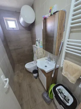 Manje kupatilo sa tuš kabinom, umivaonikom i wc šoljom. - image 15