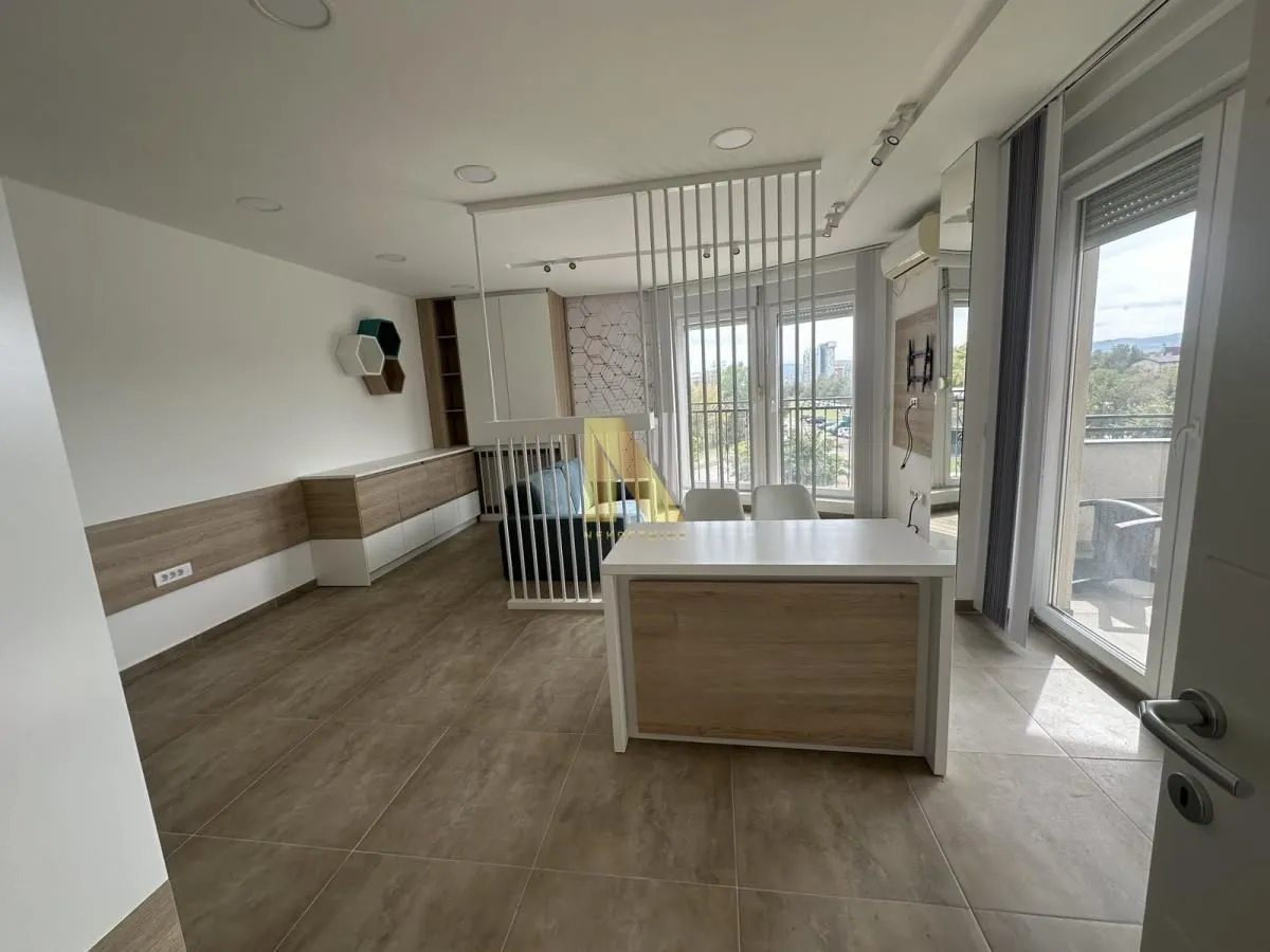 Living room with a dining table and access to the terrace.