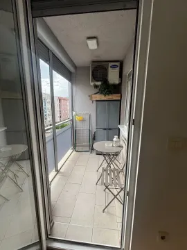 Manja natkrivena terasa sa stolom, stolicama i ormarićem za odlaganje. - image 12