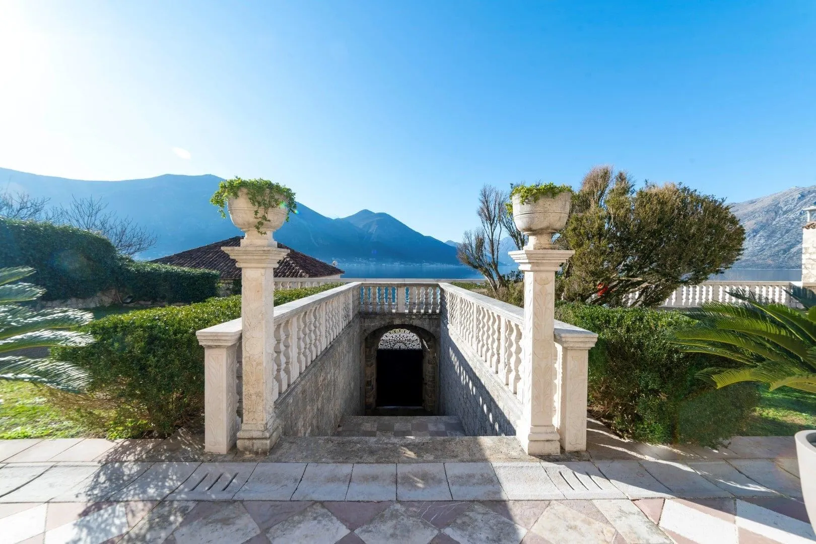 Sale, house, 1100m², Dobrota, Kotor