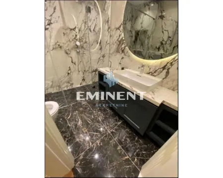 Moderno opremljeno kupatilo sa umivaonikom, tuš kabinom i mermernim pločicama. - image 9