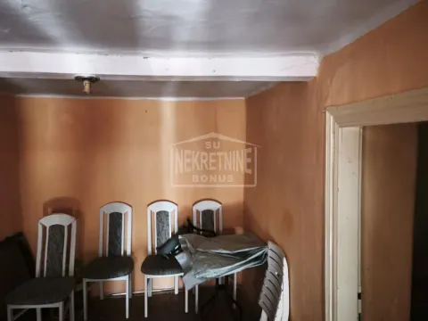 Prazna prostorija sa stolom i stolicama pored vrata. - image 6