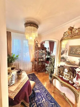 Dnevni boravak uređen u klasičnom stilu sa stilskim nameštajem i ukrasnim detaljima. - image 5