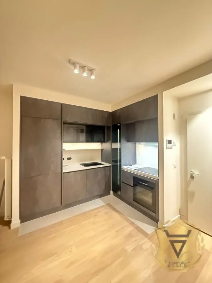 Izdavanje, trosoban stan, 74m², Savski Venac, Beograd