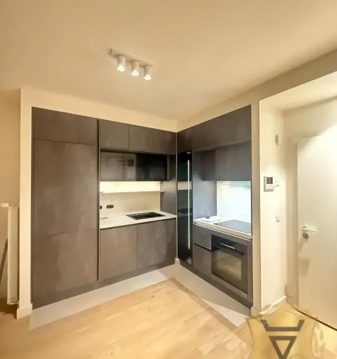 Izdavanje, trosoban stan, 74m², Savski Venac, Beograd