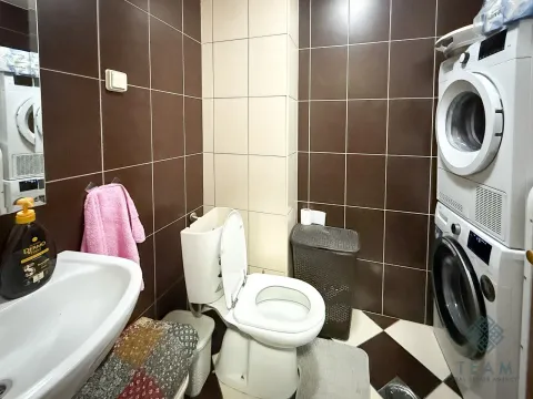 Kupatilo opremljeno umivaonikom, WC šoljom i veš mašinom. - image 12
