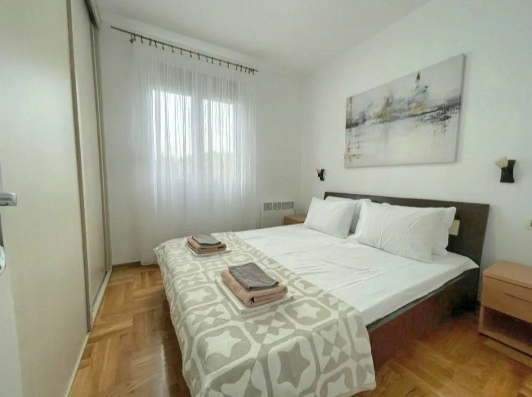 Izdavanje, dvosoban stan, 55m², Đenovići, Herceg Novi