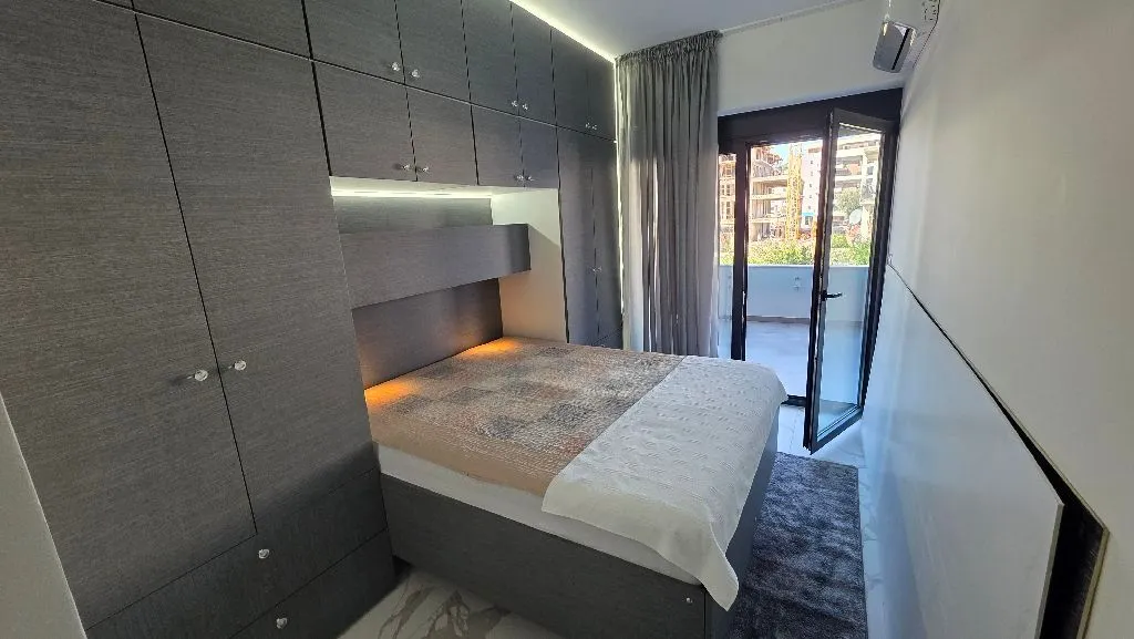 Furnished bedroom with a built-in wardrobe and access to the terrace.