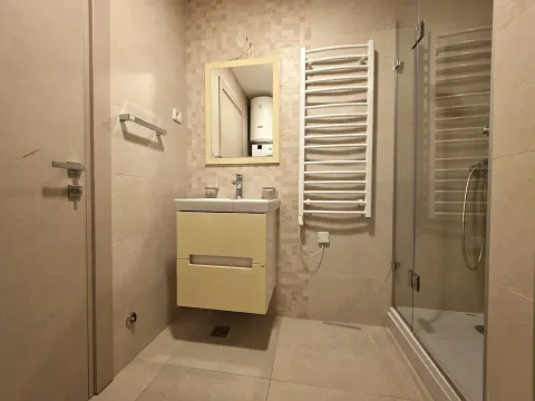 Moderno opremljeno kupatilo sa tuš kabinom i umivaonikom. - image 11