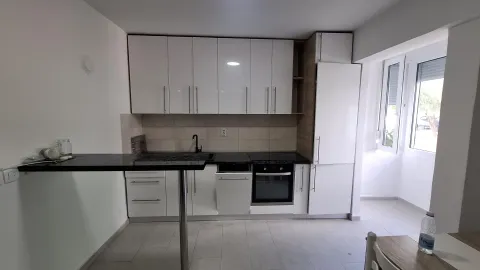 Prodaja, dvosoban stan, 60m², Centar, Bar - image 4