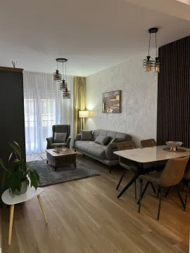 Moderan dnevni boravak sa garniturom i trpezarijskim stolom. - image 18