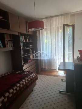 Nameštena spavaća soba sa krevetom, garderoberom i izlazom na terasu. - image 16