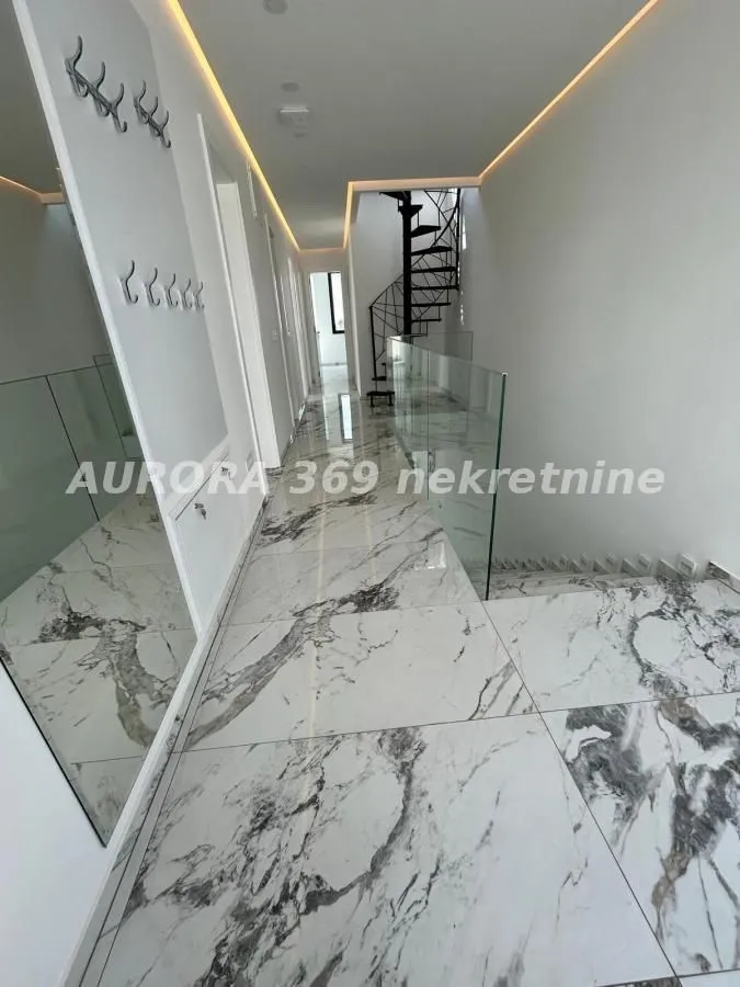 Izdavanje, kuća, 180m², Tatarsko brdo, Petrovaradin